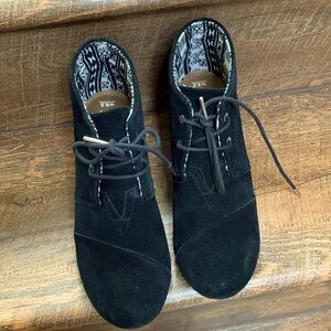 Gently used, please see pictures.  Clean interior and exterior.